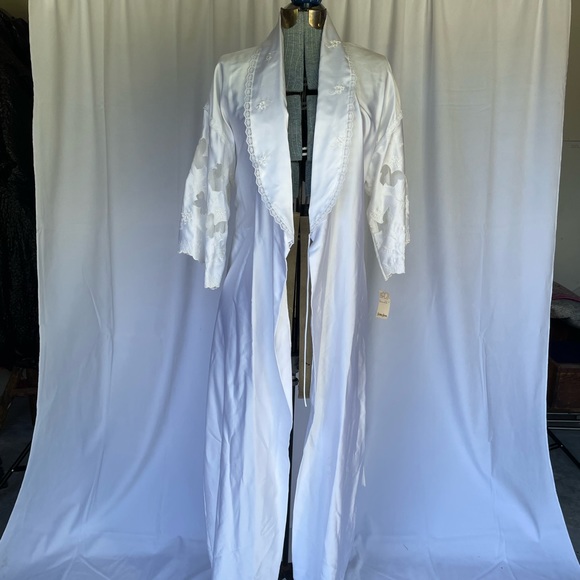 Vintage Miss Dior New York Paris White Silky Robe - Picture 2 of 5